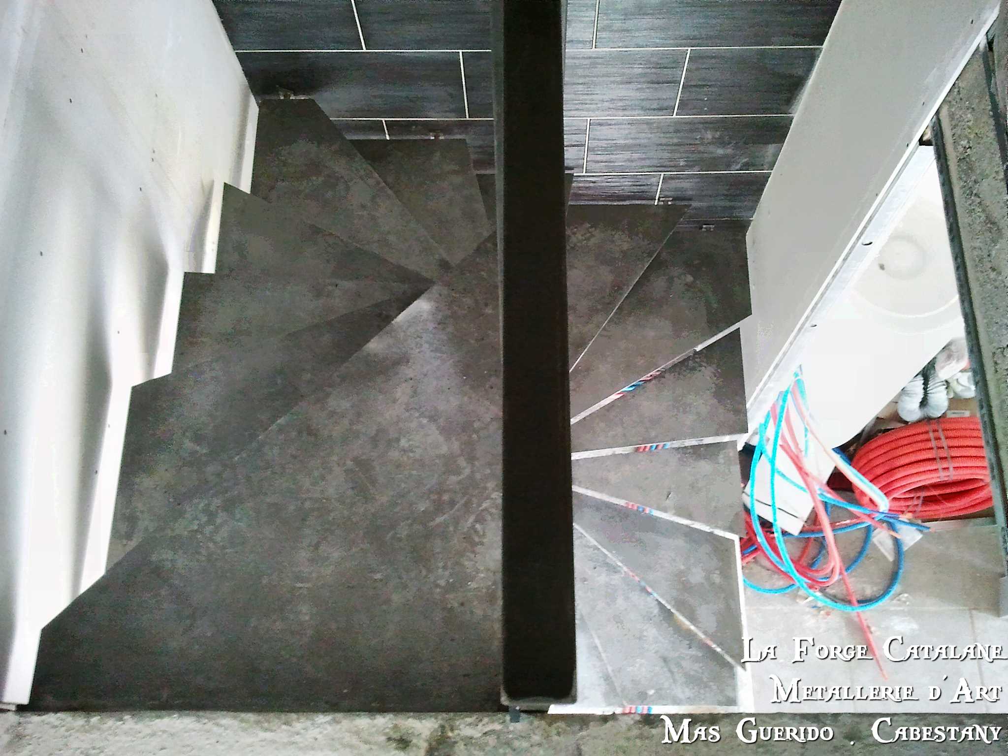 Escalier helicoidal marches fer 2 forge catalane.jpg